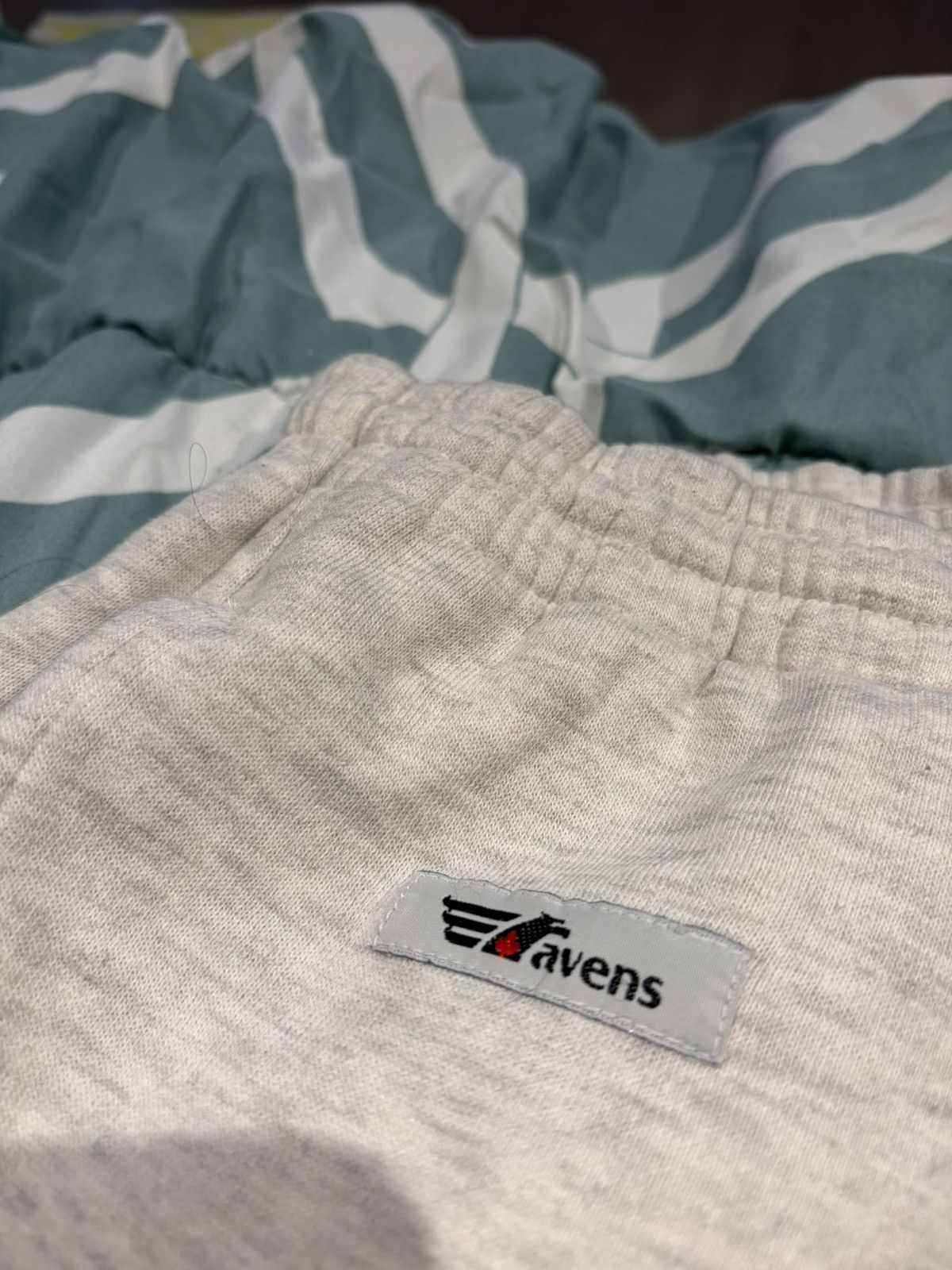 Vintage Vintage Toronto Maple Leafs Sweatpants Size US 30 / EU 46 - 3 Thumbnail