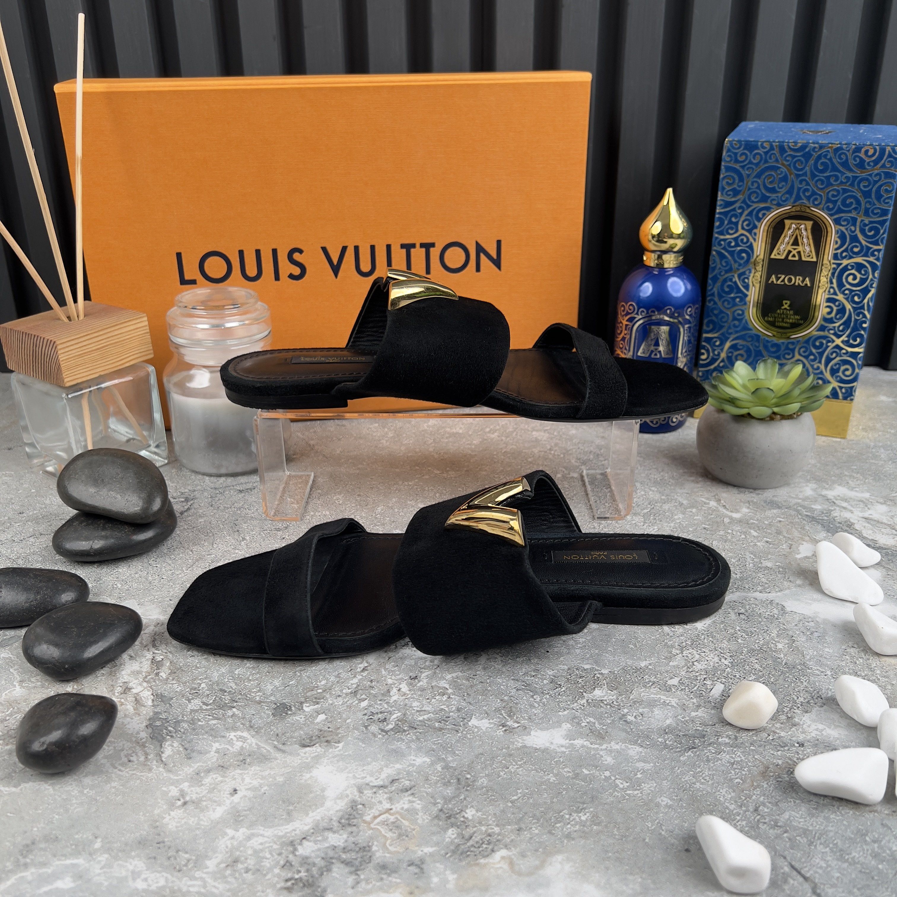 Louis Vuitton Louis Vuitton V Logo Slide Sandals Bayfront Flat Suede Size US 7.5 / IT 37.5 - 6 Thumbnail