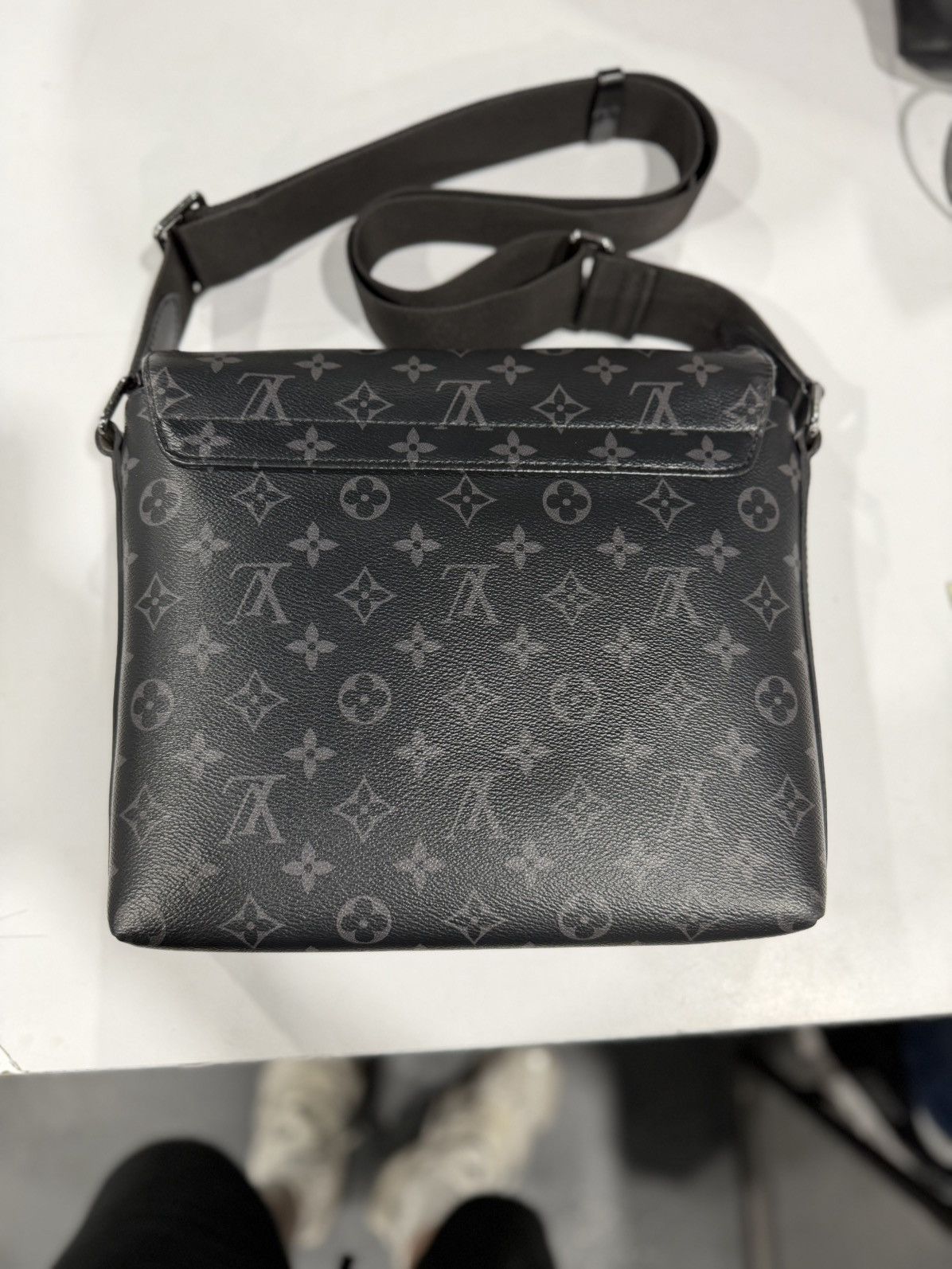 Louis Vuitton Louis Vuitton District PM Messenger Monogram Bag Size ONE SIZE - 3 Thumbnail