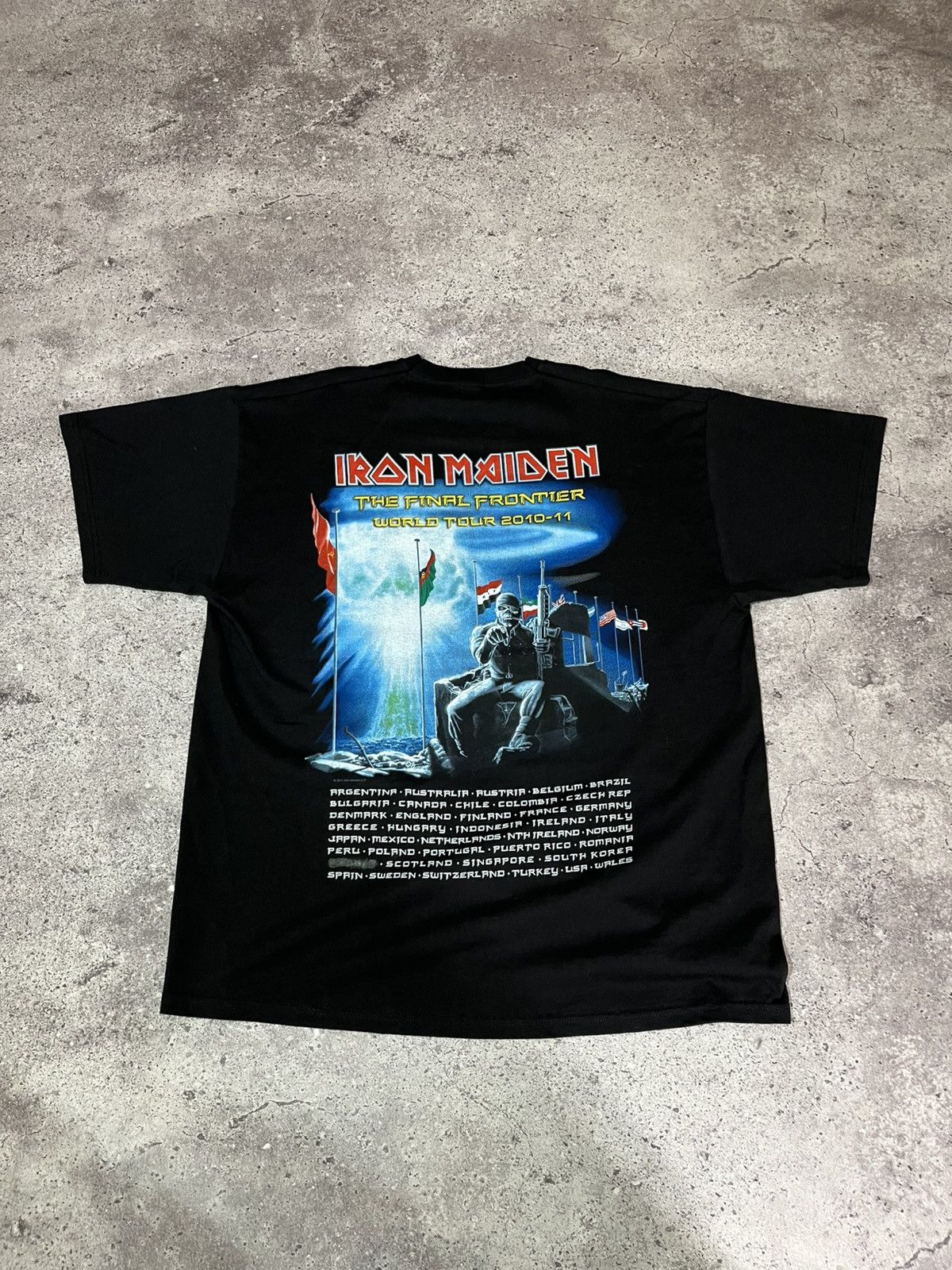 Iron Maiden Vintage IRON MAIDEN 2011 The Final Frontier Tour Tshirt Size US XXL / EU 58 / 5 - 2 Thumbnail