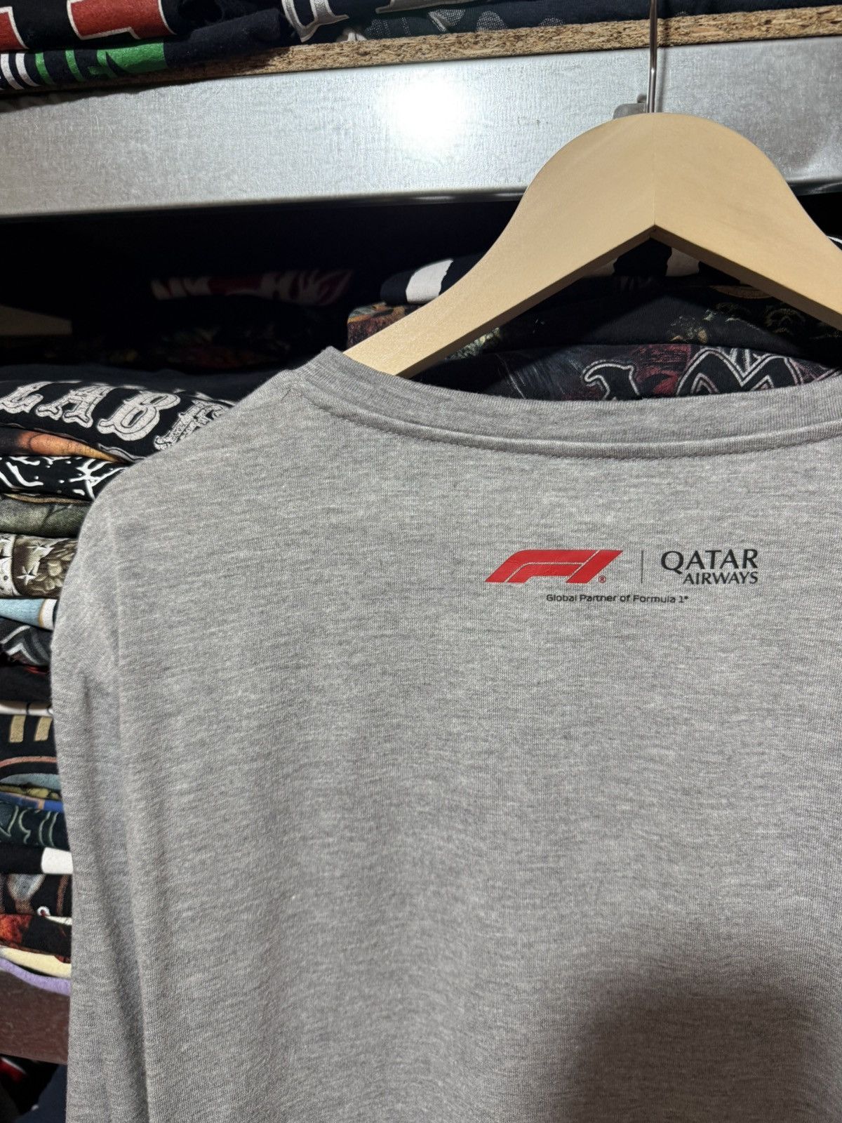 Formula 1 Rare Quatar Airways Formula 1 Racing Long Sleeve T-Shirt Size US L / EU 52-54 / 3 - 4 Thumbnail