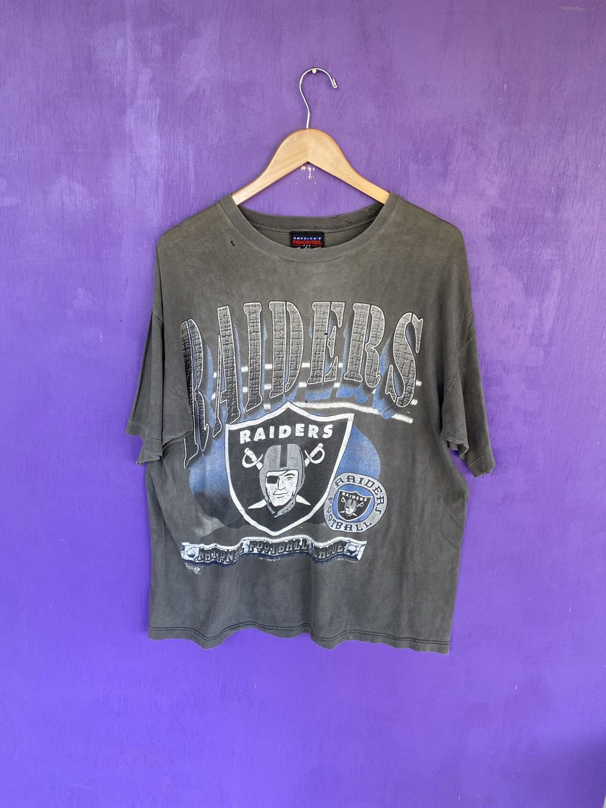 NFL Vintage 90s Magic Johnson Oakland raiders faded t-shirt Size US XL / EU 56 / 4 - 1 Thumbnail
