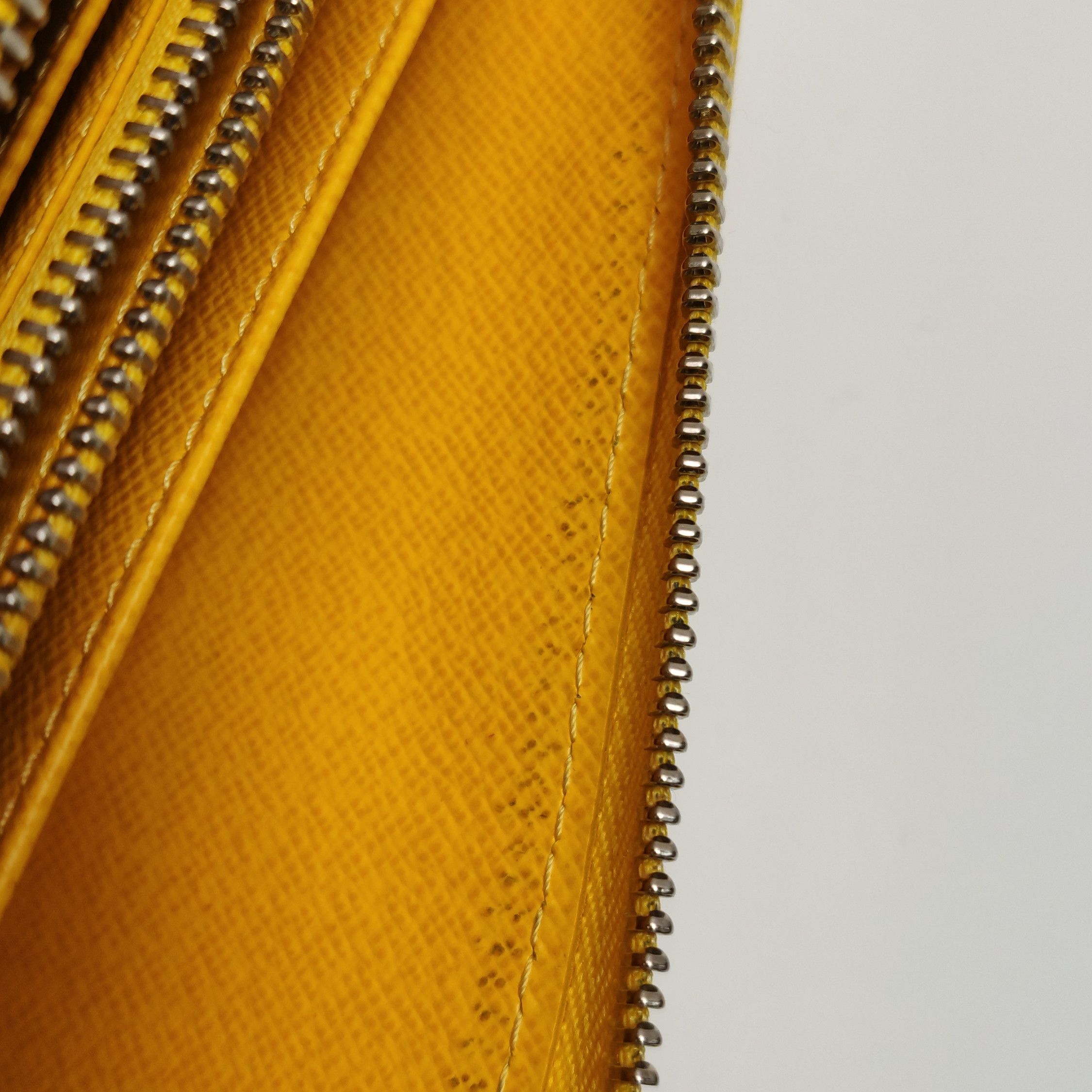 Louis Vuitton Louis Vuitton (LV) Zippy cowhide solid color water ripple z Size ONE SIZE - 4 Thumbnail