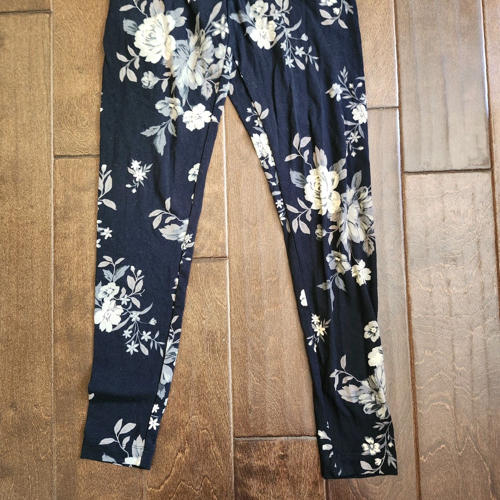 Old Navy Old Navy Women's Floral Print Leggings - XS Leggings Casual Womens XS Multicolor Floral Athleisure Yoga Gym & Training Spring Summer Fall Size 26" / US 2 / IT 38 - 2 Thumbnail