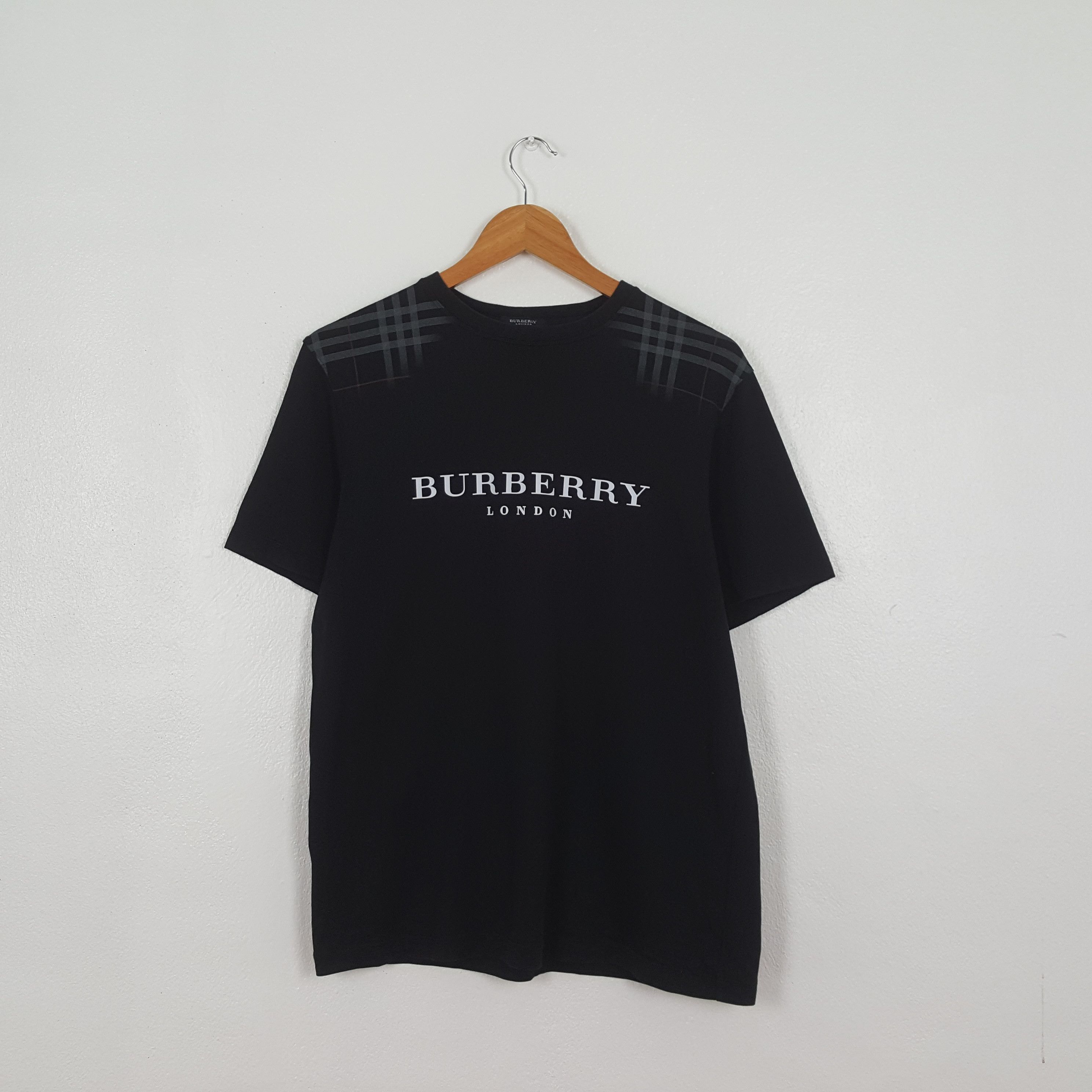 Burberry Vintage Burberry London Fashion Brand T-Shirt C312N65 Size US L / EU 52-54 / 3 - 1 Thumbnail