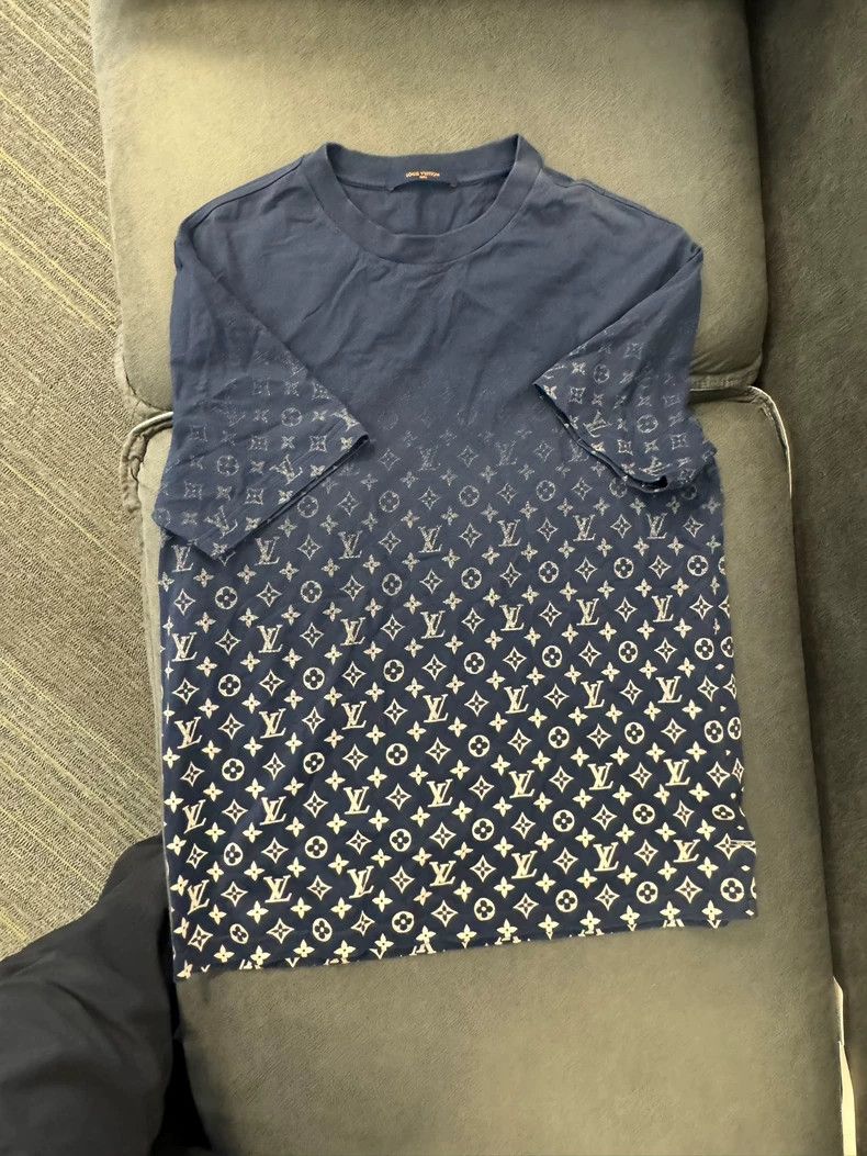 Louis Vuitton Louis Vuitton Dark blue gradient full print short sleeve Size US XL / EU 56 / 4 - 1 Thumbnail