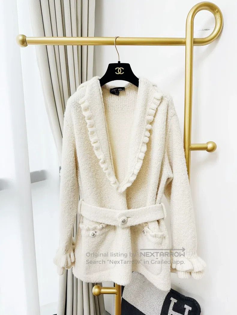 Chanel Chanel 24K autumn and winter milk white ruffle v-neck knit Size XS / US 0-2 / IT 36-38 - 1 Thumbnail