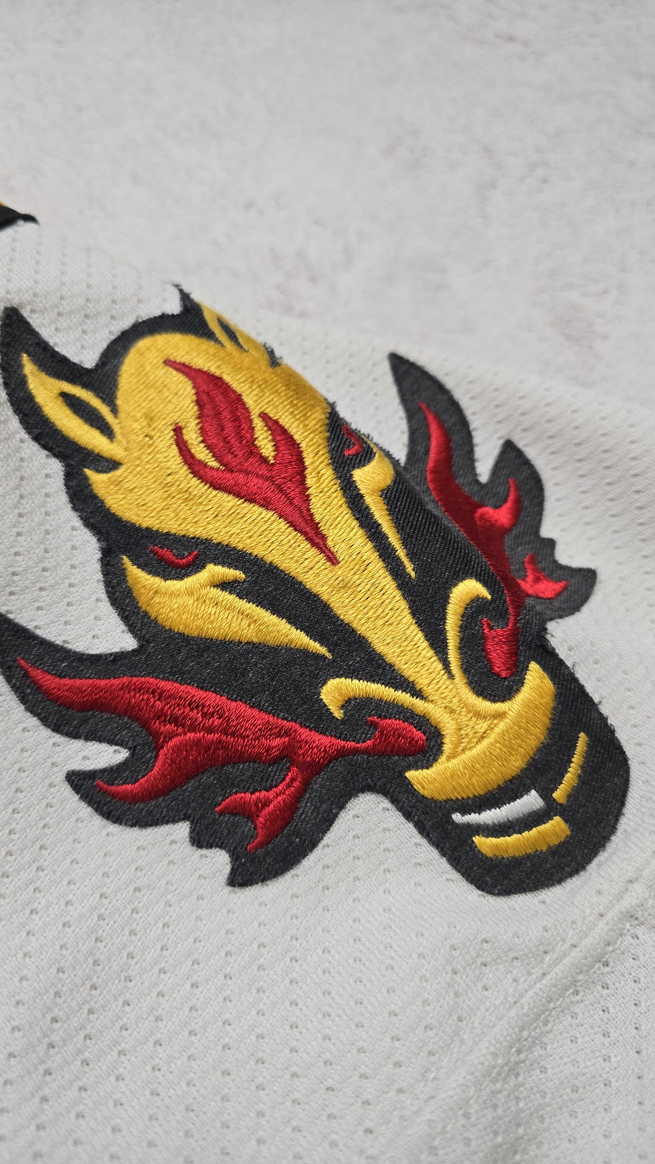 Ccm VTG CCM Air-Knit Calgary Flames Dolan #1 NHL Hockey Jersey Size US M / EU 48-50 / 2 - 17 Thumbnail