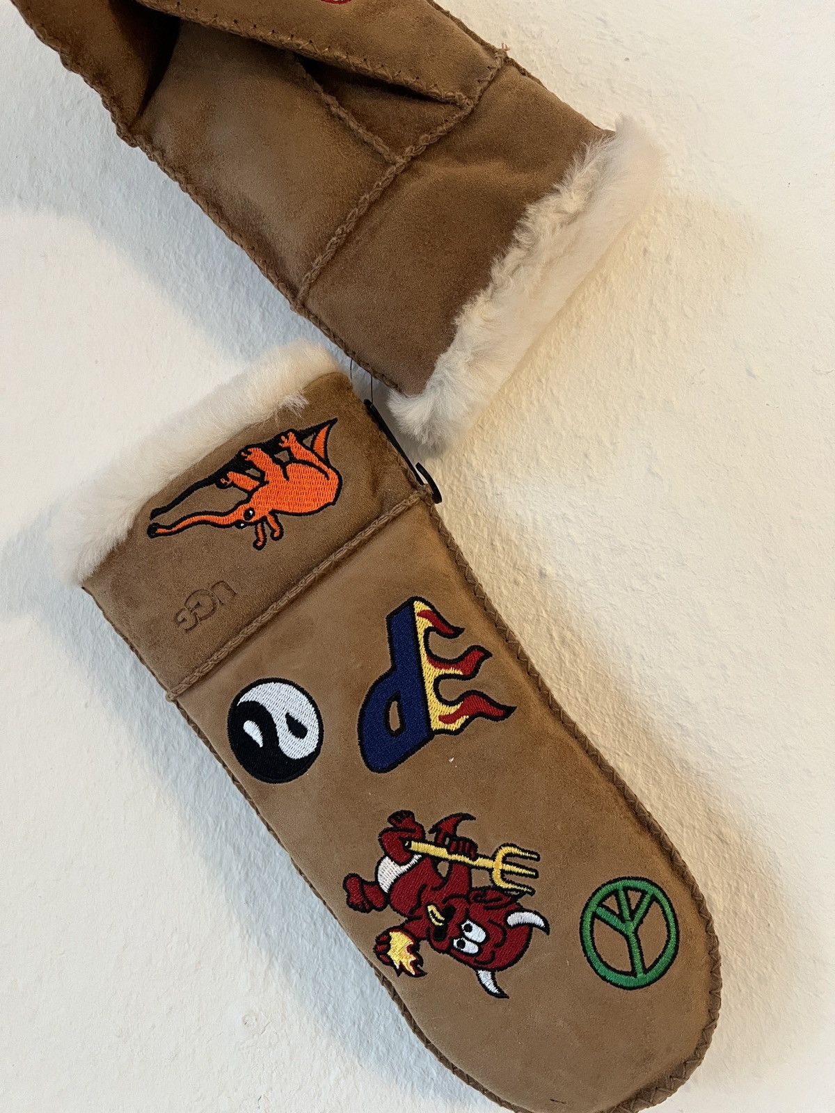 Palace × Ugg UGG X PALACE GLOVES Size ONE SIZE - 3 Thumbnail
