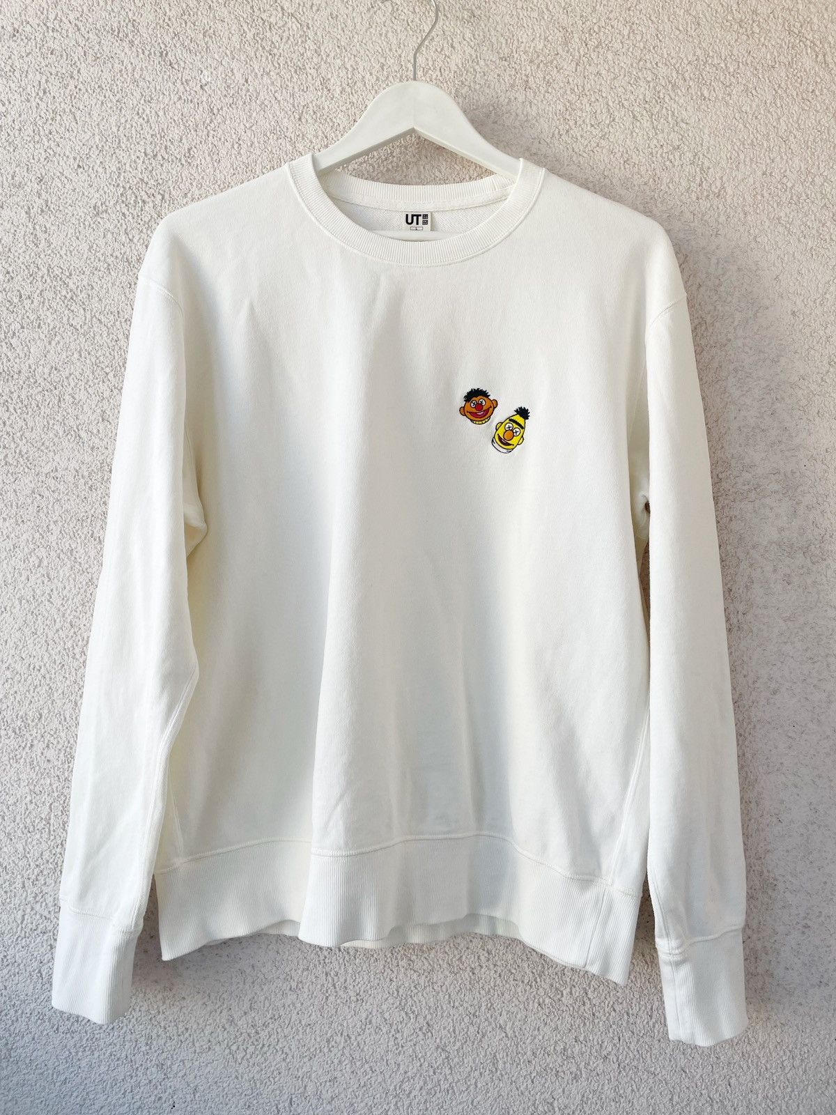 Kaws × Uniqlo Kaws x Uniqlo White Sweatshirt – Size L – Men Cartoon Faces Size US L / EU 52-54 / 3 - 1 Thumbnail
