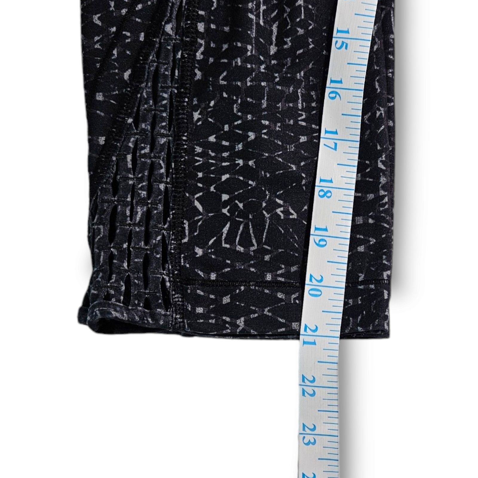 Lululemon EUC Lululemon True Self Crop II Pants Sz. 6 Battleship Black Size 28" / US 6 / IT 42 - 10 Thumbnail