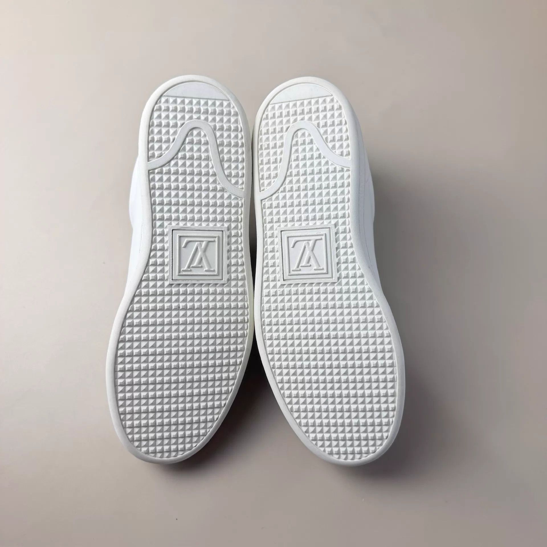 Louis Vuitton LV kitten illustration white sneakers size 37 mint Size US 6.5 / IT 36.5 - 6 Thumbnail