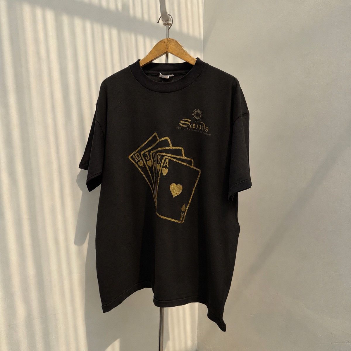 Vintage Vintage Sands Casino Las Vegas Gold Cards Graphic T-Shirt Size US XL / EU 56 / 4 - 1 Thumbnail
