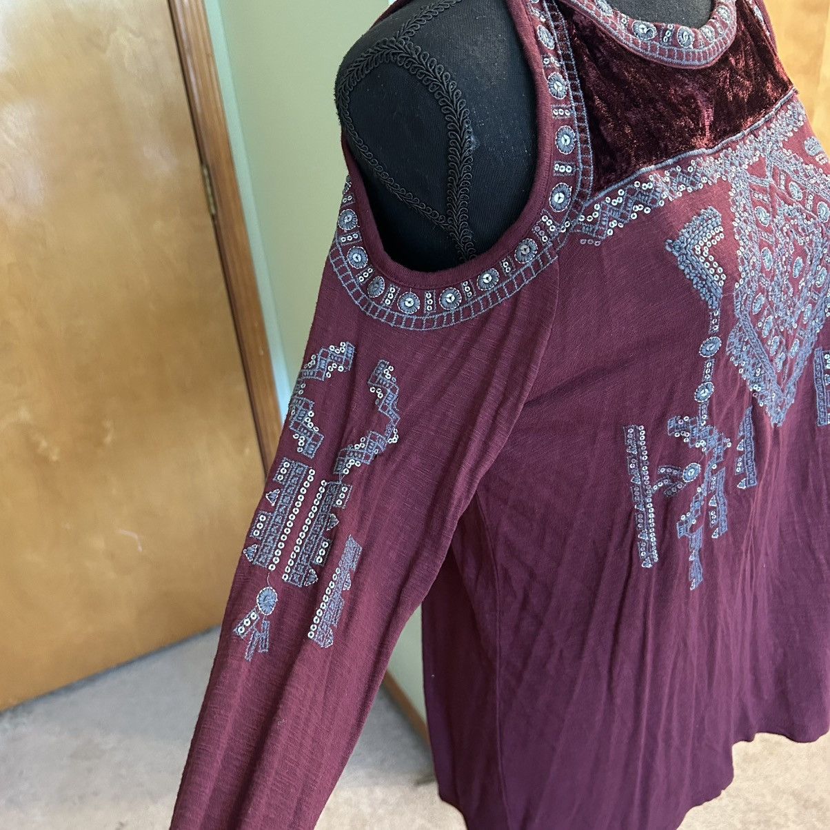 I.N.C INC International Concepts burgundy embroidered LS top S Size S / US 4 / IT 40 - 6 Thumbnail