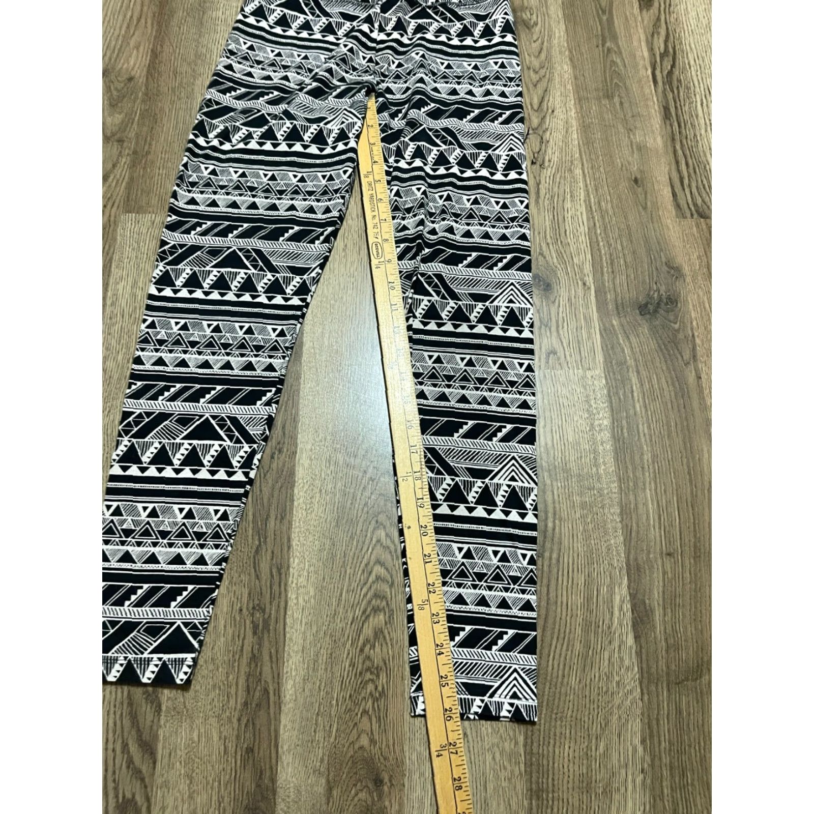 Victoria's Secret Victoria's Secret Pants Womens Small Black White Yoga Leggings Aztec Size 28" / US 6 / IT 42 - 5 Thumbnail