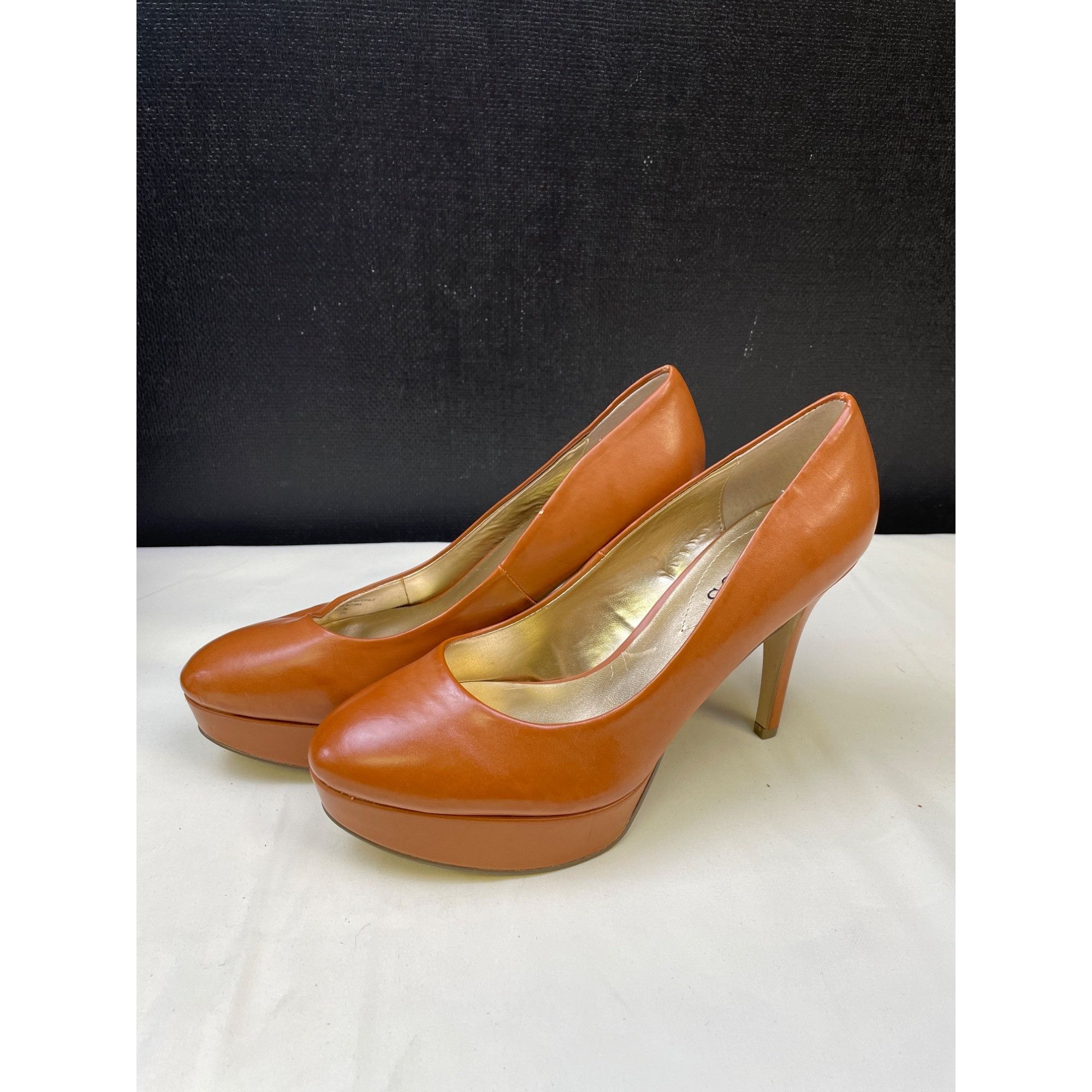 Guess Guess Women's Tan/ Brown Platform Pumps/ Shoes Heels 4" Size Size US 7 / IT 37 - 1 Thumbnail