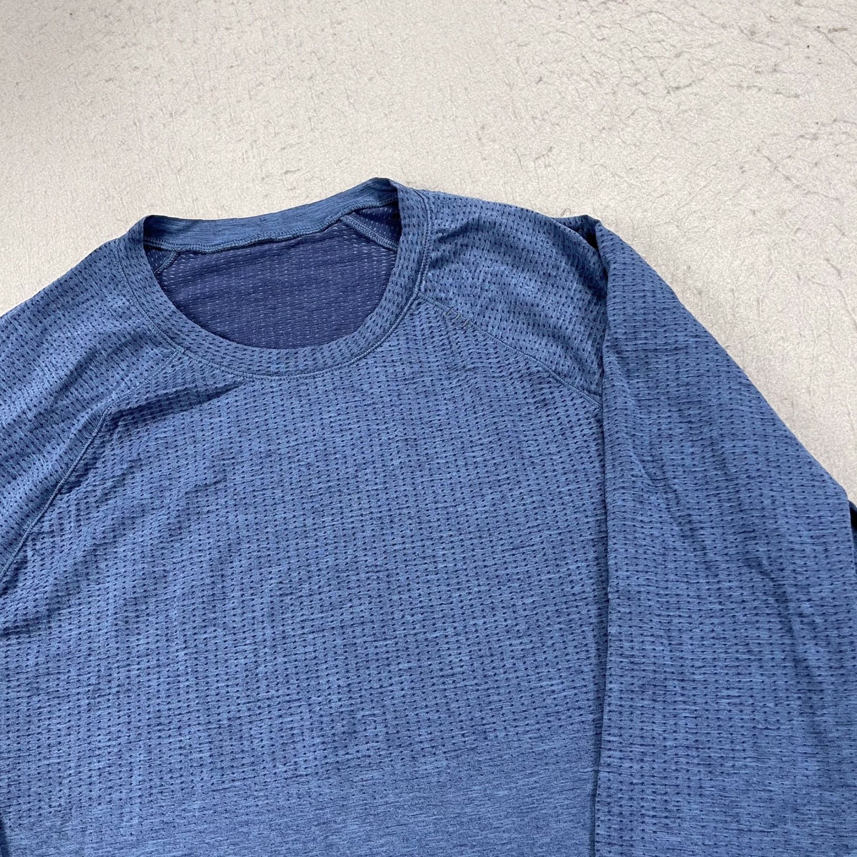 Lululemon Lululemon Shirt Mens XL Blue Long Sleeve Metal Vent Athleisure Yoga Gym Lifting Size US XL / EU 56 / 4 - 3 Thumbnail