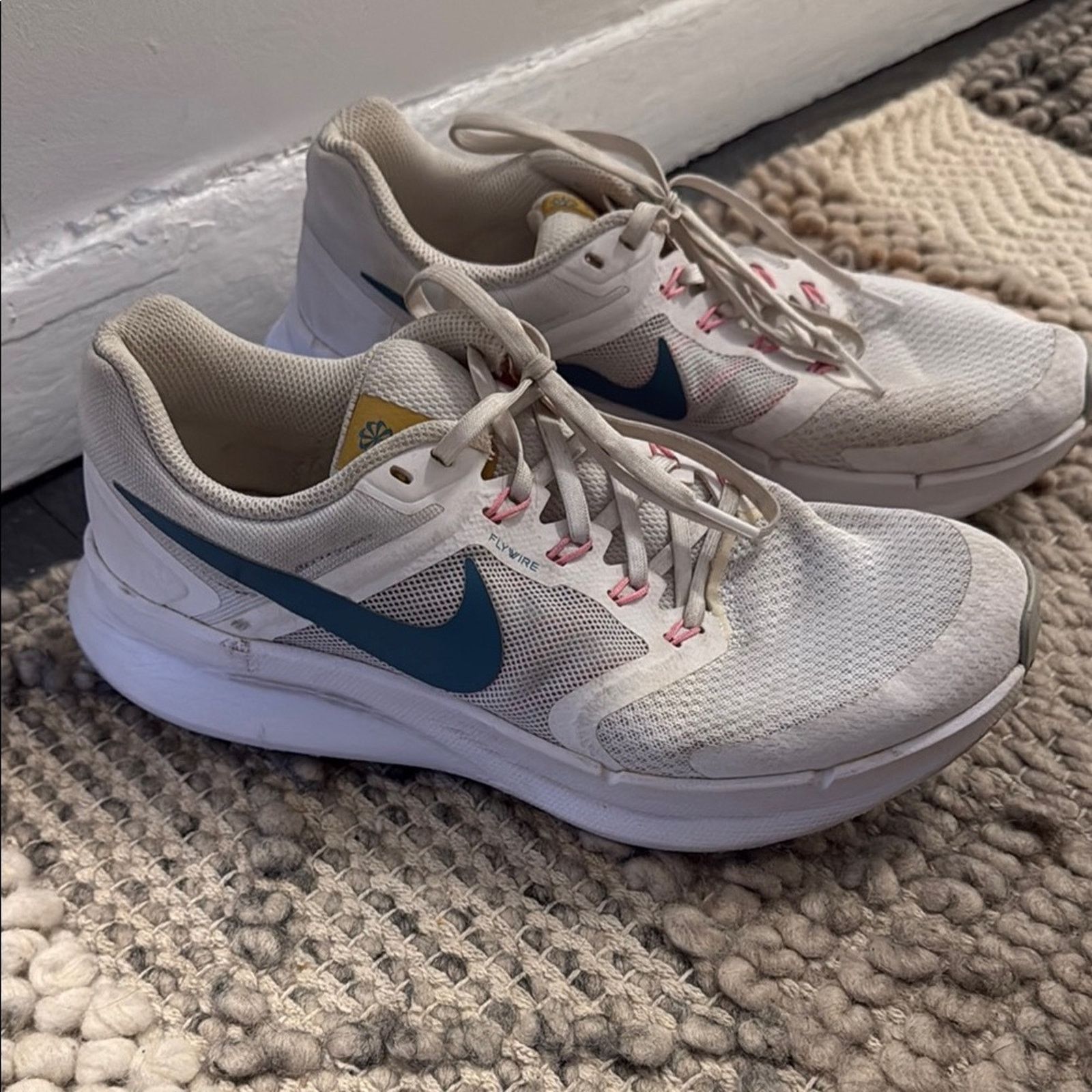 Nike NWT Nike Women's White and Blue Sneakers Size 9 Size US 9 / IT 39 - 1 Thumbnail