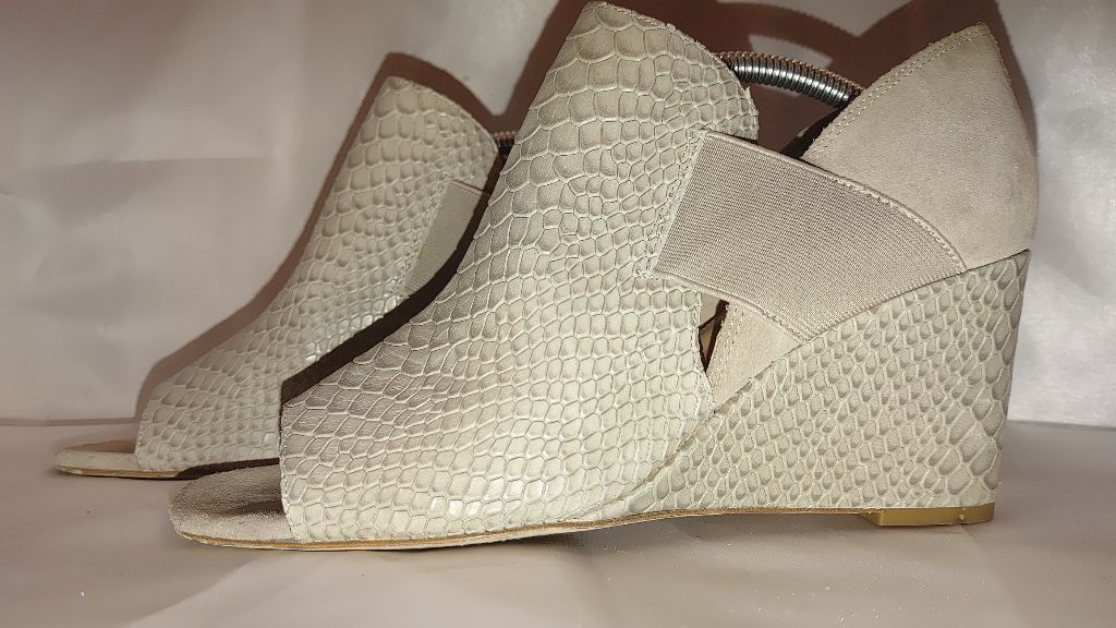 Donald Pliner Donald J. Pliner Snakeskin Embossed Leather Wedge Size 10M Size US 10 / IT 40 - 3 Thumbnail