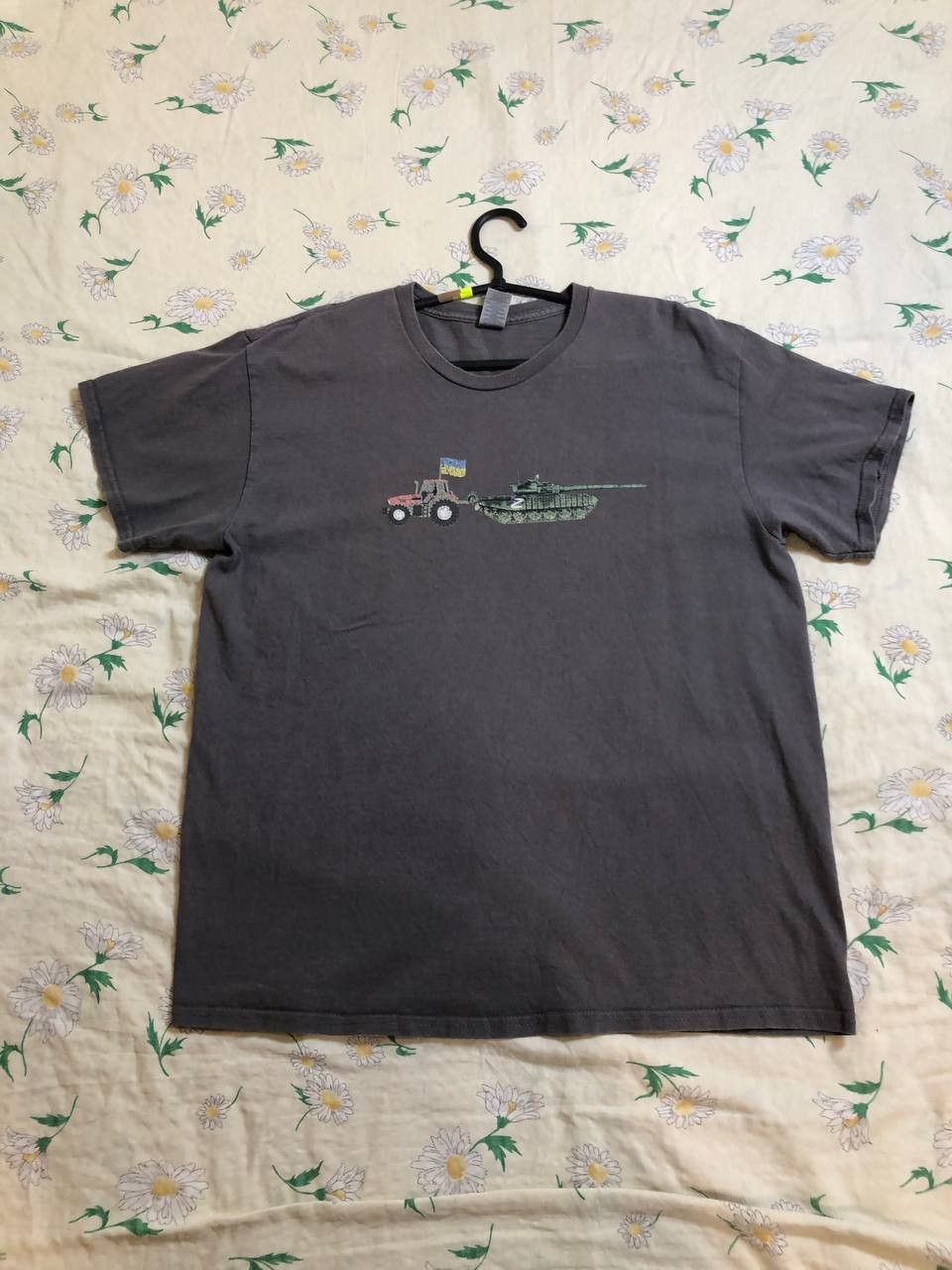 Gildan Gildan UKRAINE tractor pulling T-72 Russian tank cotton Tee Size US L / EU 52-54 / 3 - 1 Thumbnail