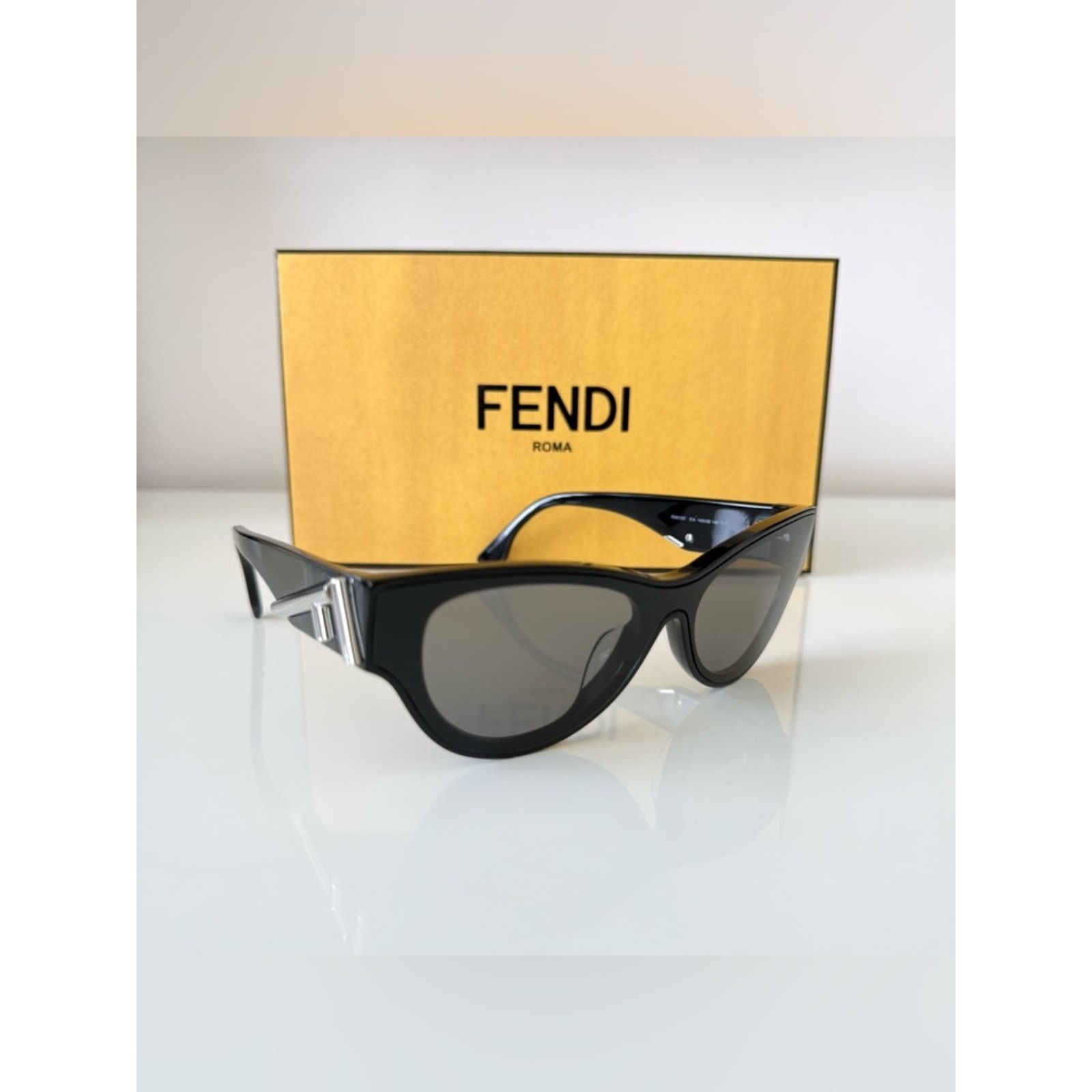 Fendi NEW!!! Fendi black women sunglasses FE40135F 01A Authentic Size ONE SIZE - 1 Thumbnail