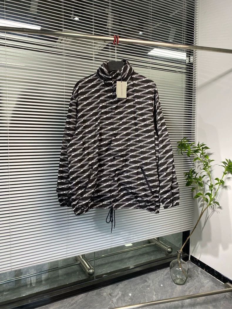 Balenciaga Balenciaga Bullet screen full of logo hidden hat jacket 250 Size US L / EU 52-54 / 3 - 1 Thumbnail