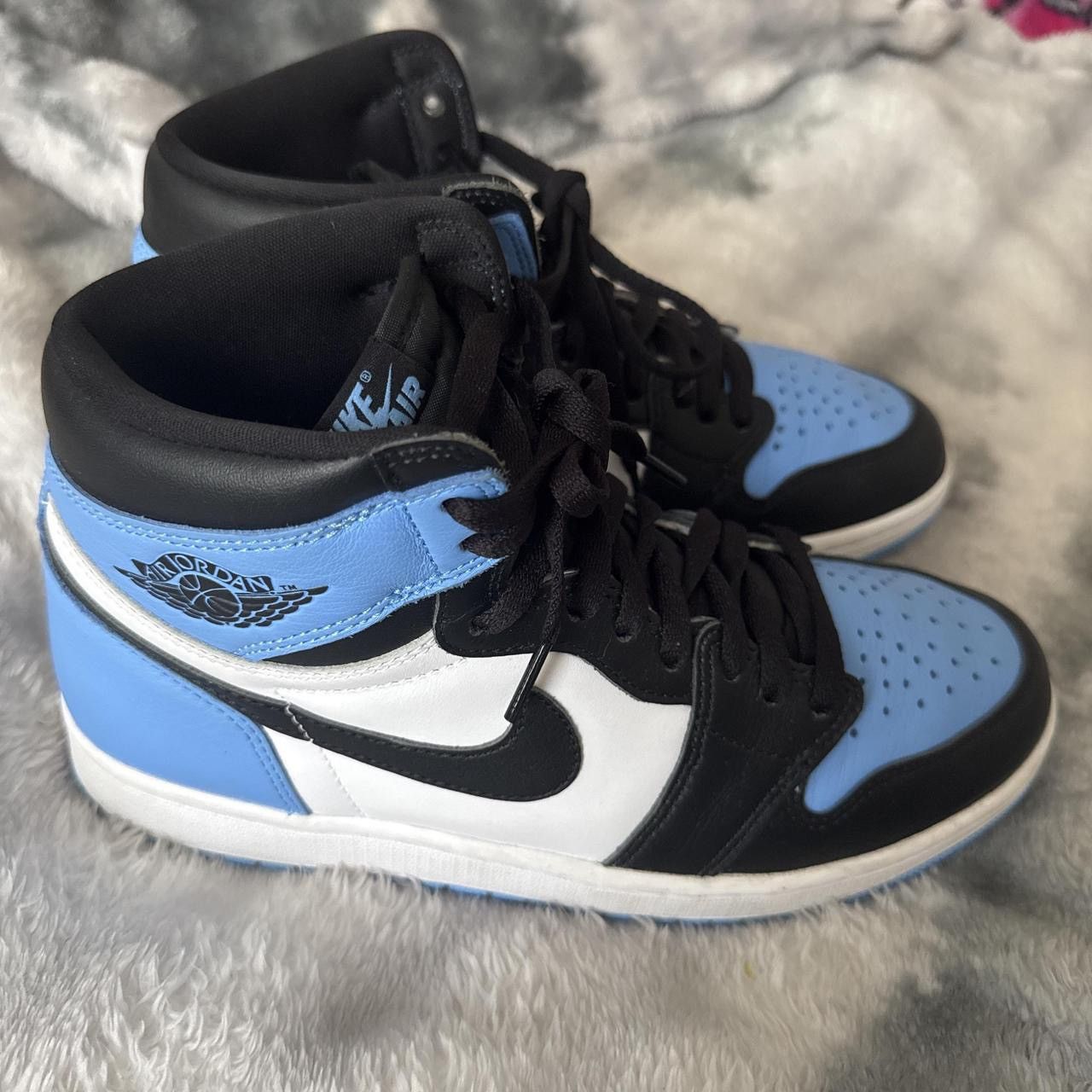Nike Nike Air Jordan 1 Retro High OG UNC Size US 9 / EU 42 - 2 Thumbnail