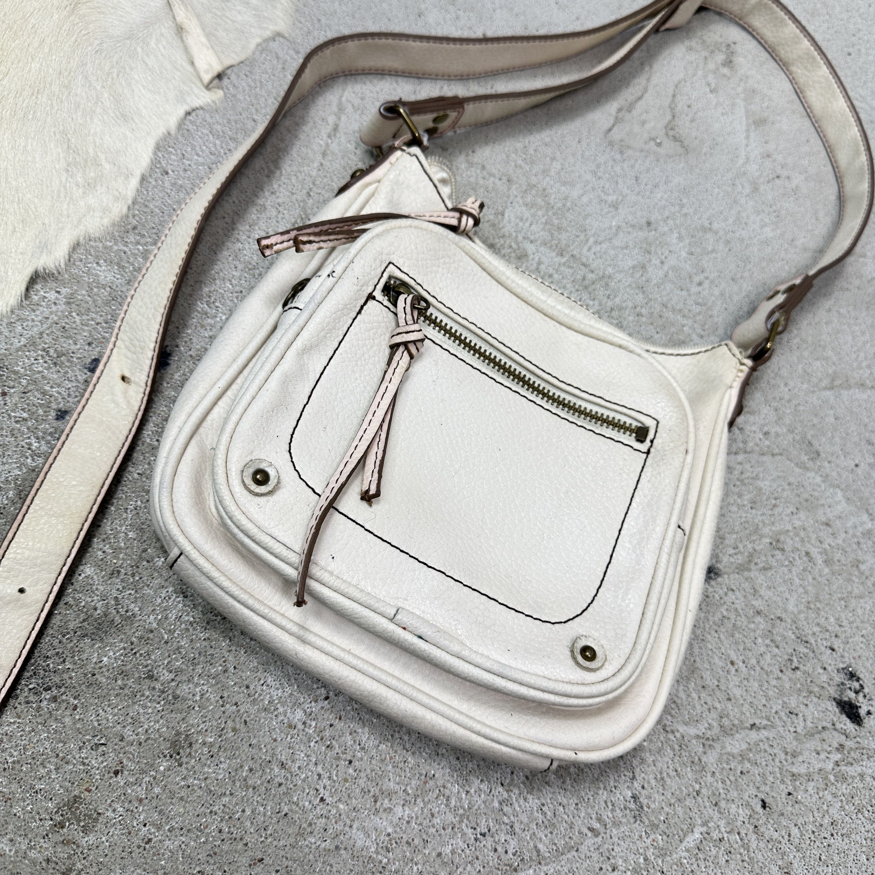 Vintage Vintage Avant Garde Leather Cream Crossbody Bag Y2K Size ONE SIZE - 3 Thumbnail
