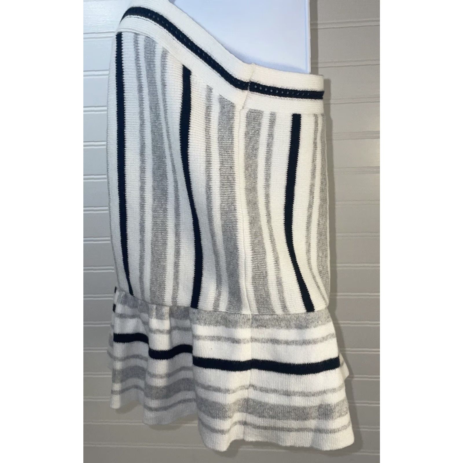 Banana Republic Banana Republic Top Tank Women Small Gray Navy Blue White Stripes Casual Knit Spaghetti Straps Sleeveless multicolor Regular Fit RN54023 Size S / US 4 / IT 40 - 3 Thumbnail