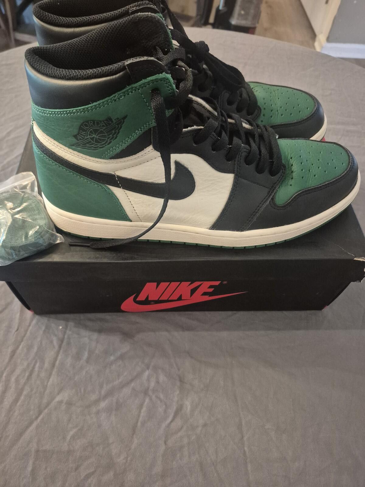 Jordan Brand Jordan 1 Retro High Top Pine Green Size 11.5 Pre-Owned Size US 11.5 / EU 44-45 - 1 Thumbnail