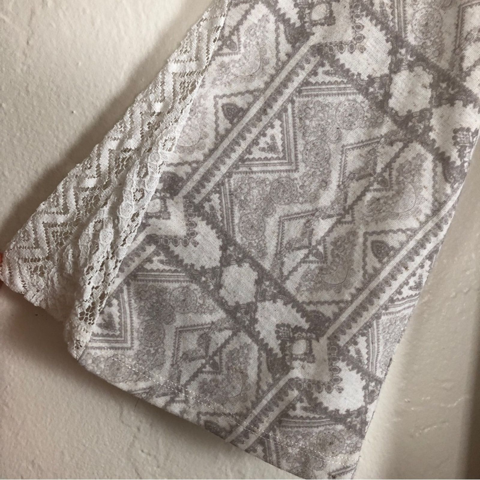 Other Cato Gray Draped Hem Floral Lace Geometric Blouse Top Size L / US 10 / IT 46 - 6 Thumbnail