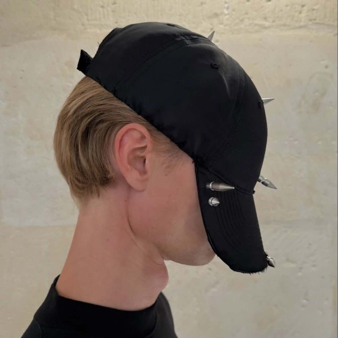 【BALENCIAGA】パンチング加工 Spike キャップ Perforated Spike Cap in Black | Balenciaga US