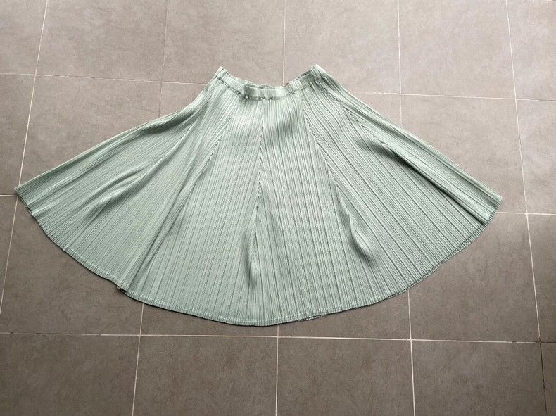 Issey Miyake Issey Miyake size:4 A light green pleated waltz skirt Size 22" - 5 Thumbnail