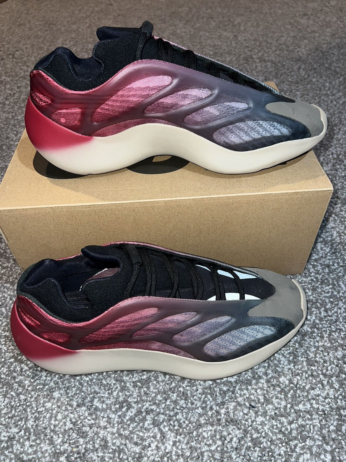 Adidas Adidas yeezy 700 v3 fade carbon Size US 11.5 / EU 44-45 - 2 Thumbnail