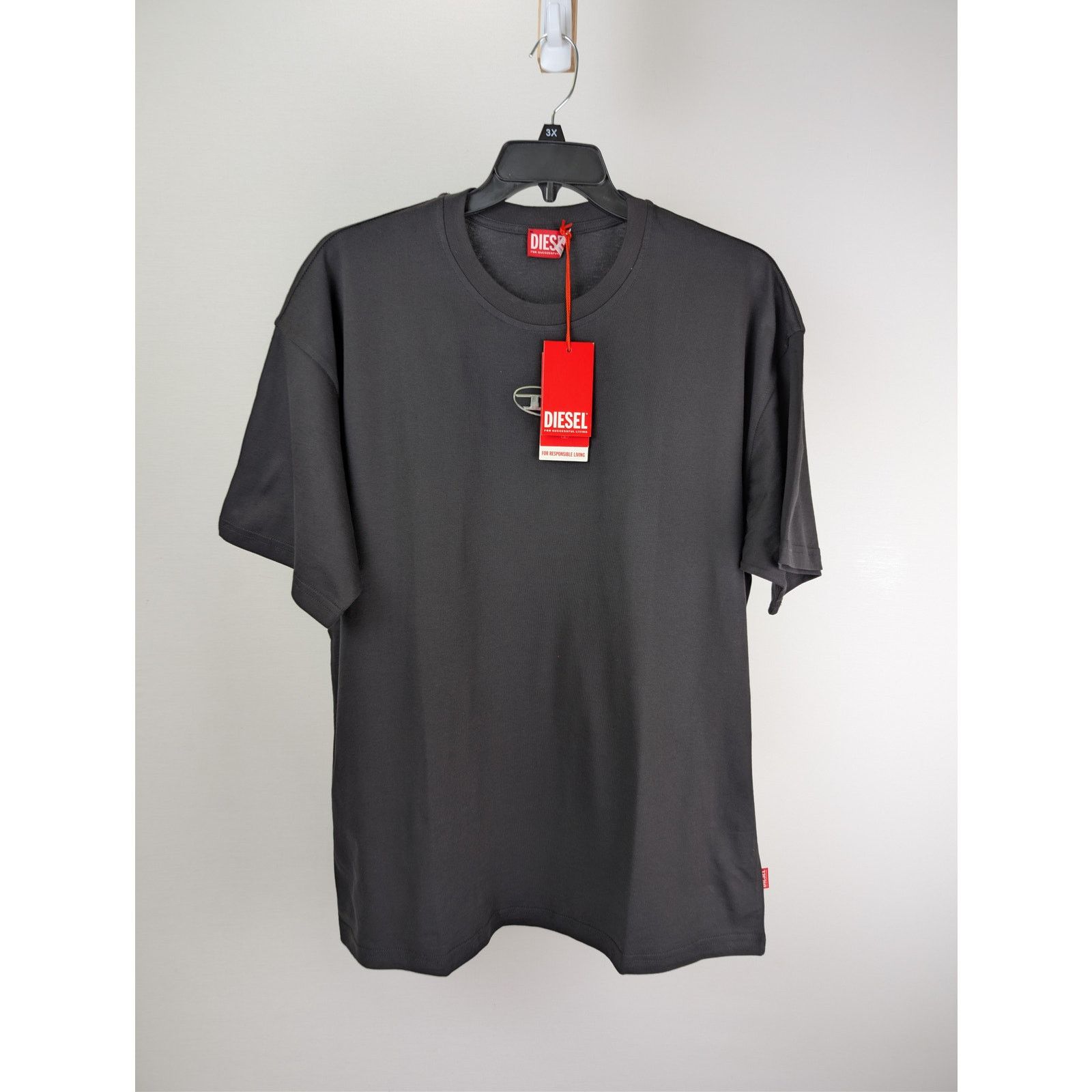 o1rshd1 T-Shirt in black