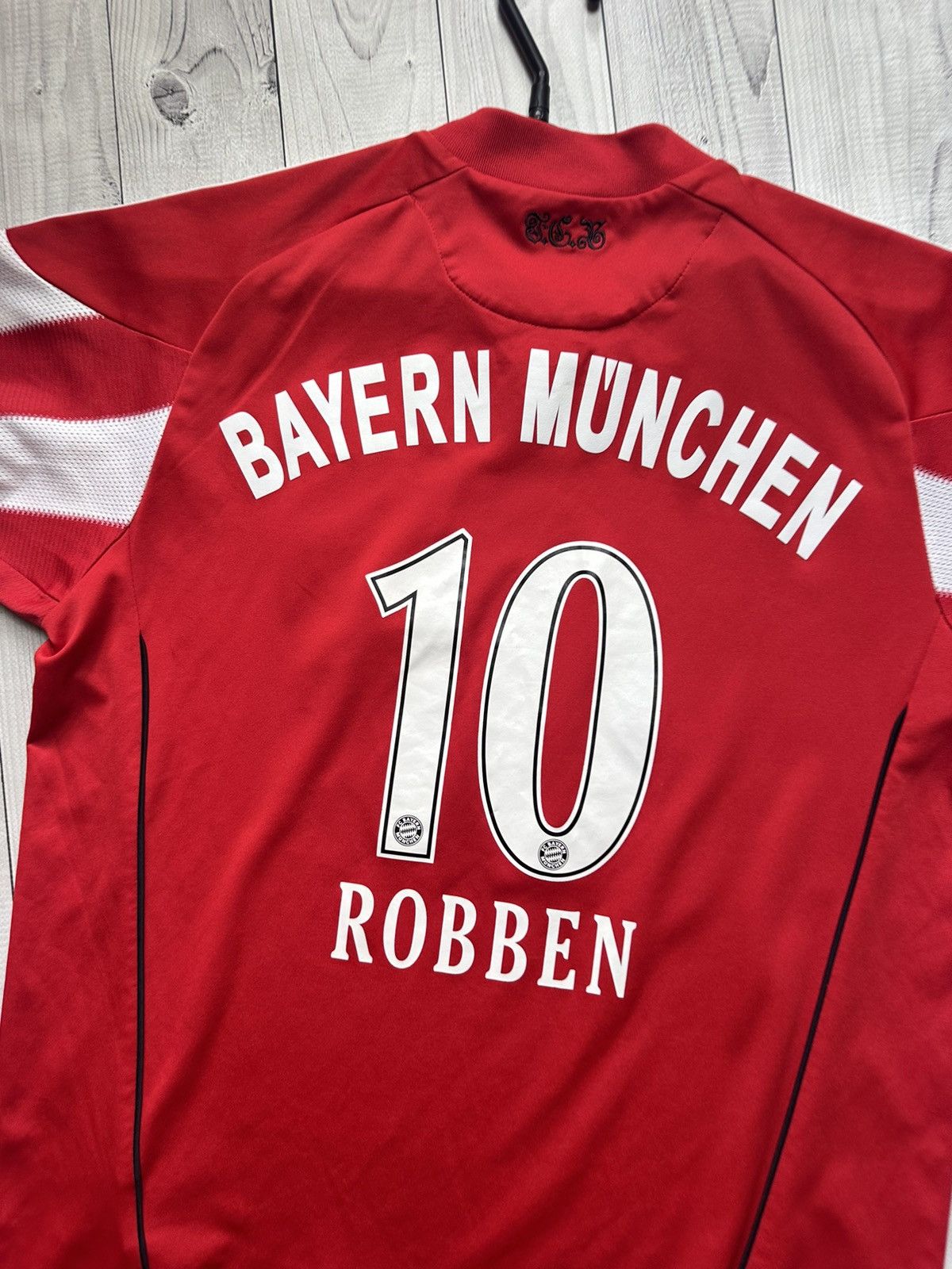 Adidas × Vintage Vintage adidas Bayern Munich 10 Robben soccer jersey size Xs Size US XS / EU 42 / 0 - 3 Thumbnail