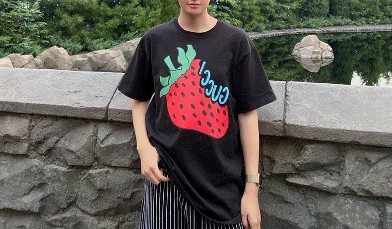 Gucci Gucci Logo letter strawberry pattern printed black round-ne Size US L / EU 52-54 / 3 - 9 Thumbnail