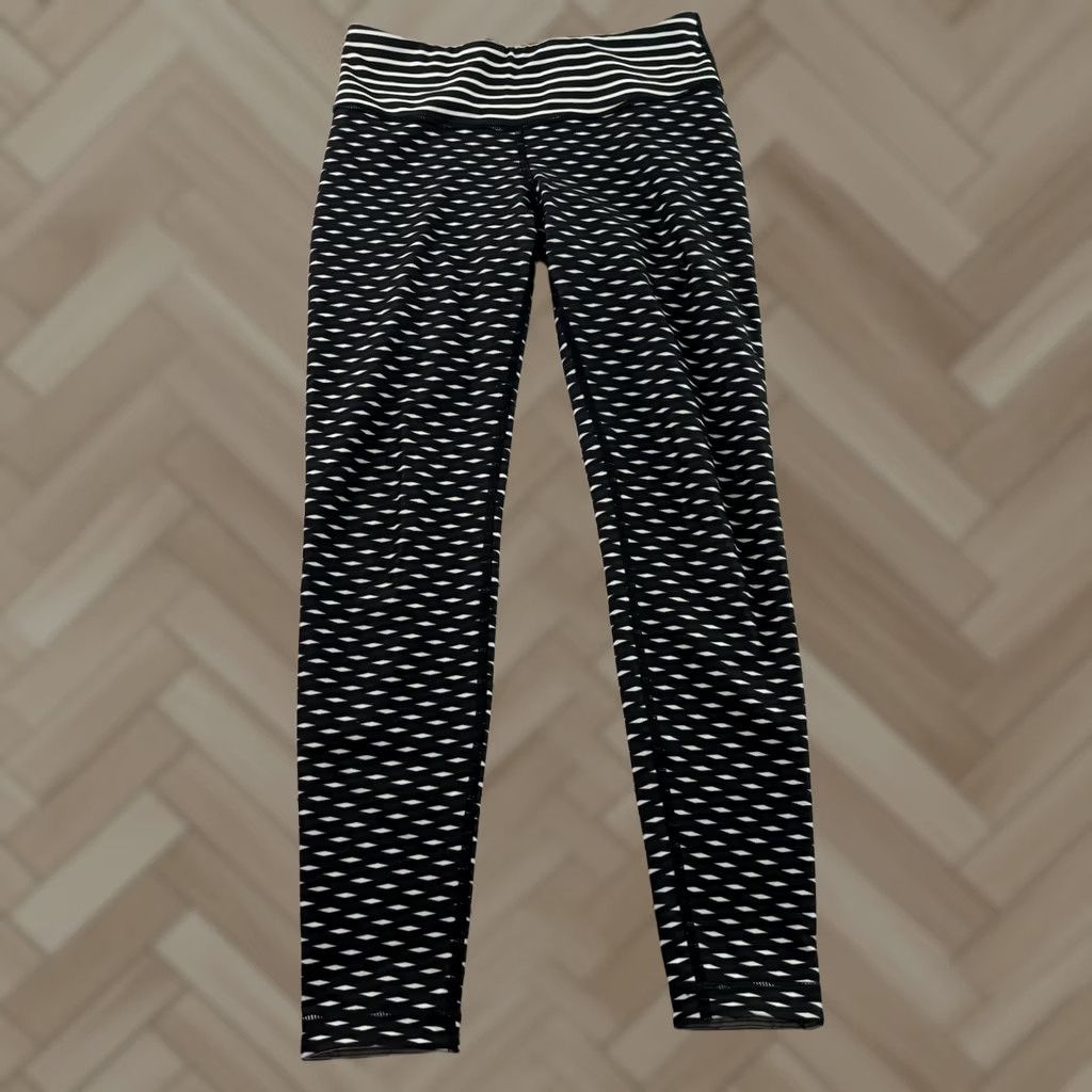 Vintage With Geometric Athletic 7/8 Yoga Leggings Women's Small Black White Size 28" / US 6 / IT 42 - 1 Thumbnail