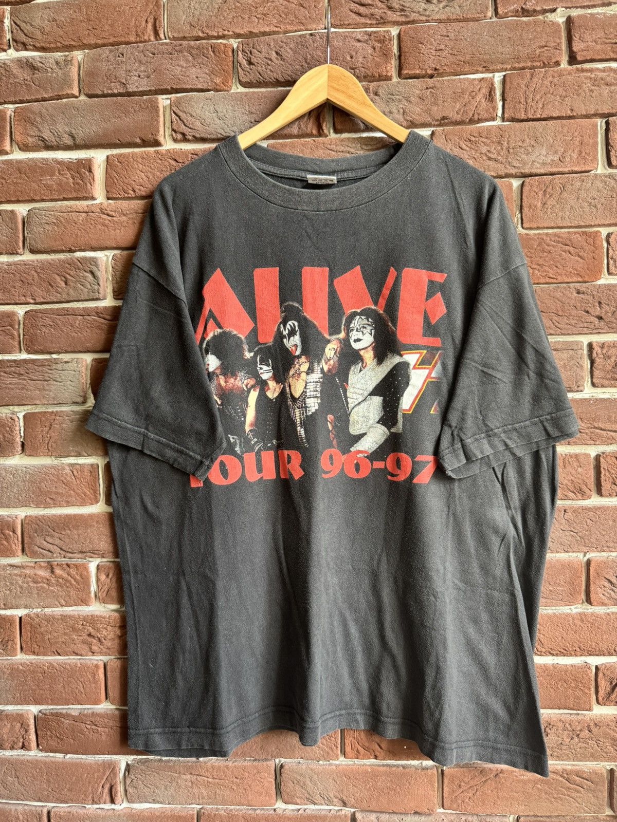 Band Tees Vintage Rare Kiss Alive Worldwide 96/97 Band Tour Tshirt Size US XL / EU 56 / 4 - 1 Thumbnail