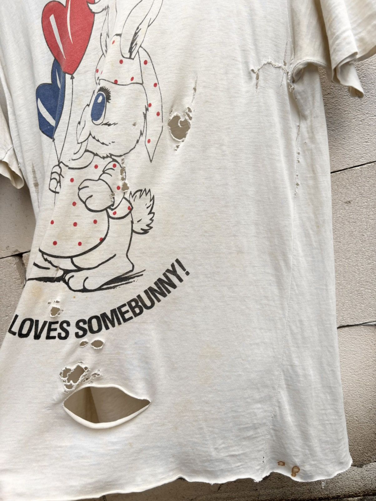Vintage Thrashed EVERYBODY LOVES SOMEBUNNY T Shirt Distressed ERD Size US L / EU 52-54 / 3 - 9 Thumbnail