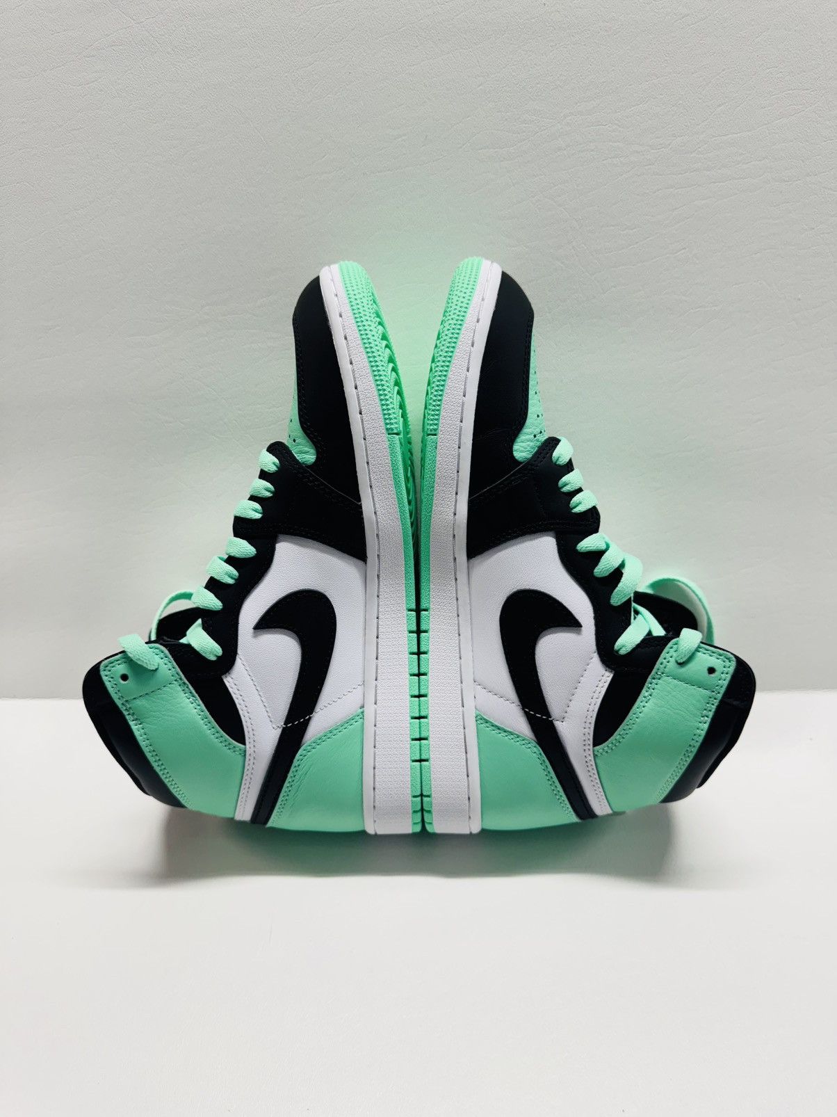 Jordan Brand Nike Air Jordan 1 Retro OG High White/Black-Green Glow Size US 9.5 / EU 42-43 - 4 Thumbnail