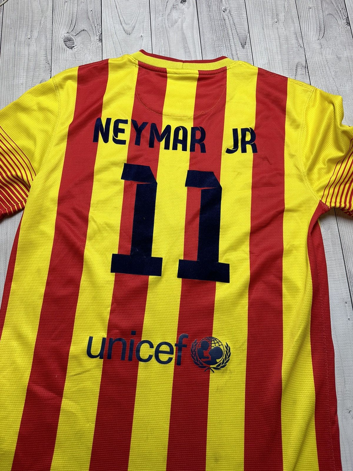Vintage Vintage Barcelona soccer jersey 11 Neymar size S Size US S / EU 44-46 / 1 - 10 Thumbnail