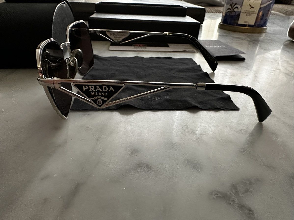 Prada NEVER WORN PRADA SUNGLASSES SILVER WITH BLACK GLASSES UNISEX Size ONE SIZE - 2 Thumbnail