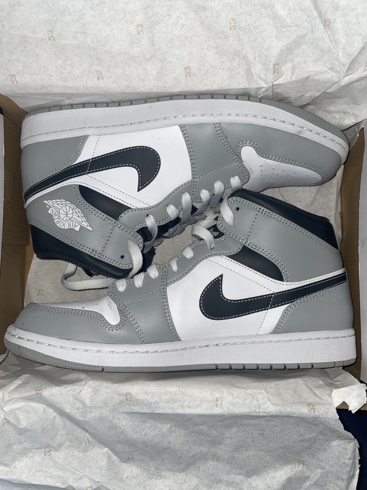 Jordan Brand × Nike Air Jordan 1 Mid Size US 11 / EU 44 - 2 Thumbnail