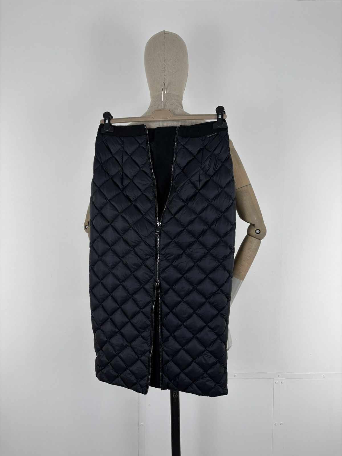 Moncler × Moncler Gamme Bleu × Moncler Grenoble NEW GONNA Logo Zip Pencil Down Puffer Quilted Long Straight Skirt Size 27" / US 4 / IT 40 - 9 Thumbnail