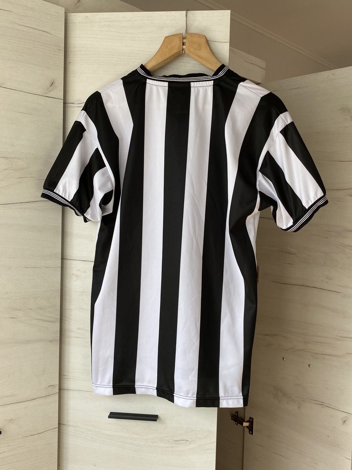 The Unbranded Brand Newcastle United Vintage Home Jersey Black White Stripes Size US M / EU 48-50 / 2 - 3 Thumbnail