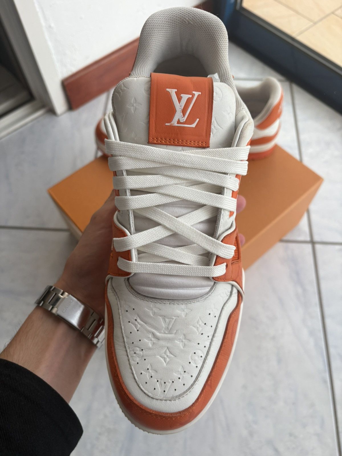 Louis Vuitton Louis vuitton trainer orange blanc signature #54 size 9 Size US 9 / EU 42 - 4 Thumbnail