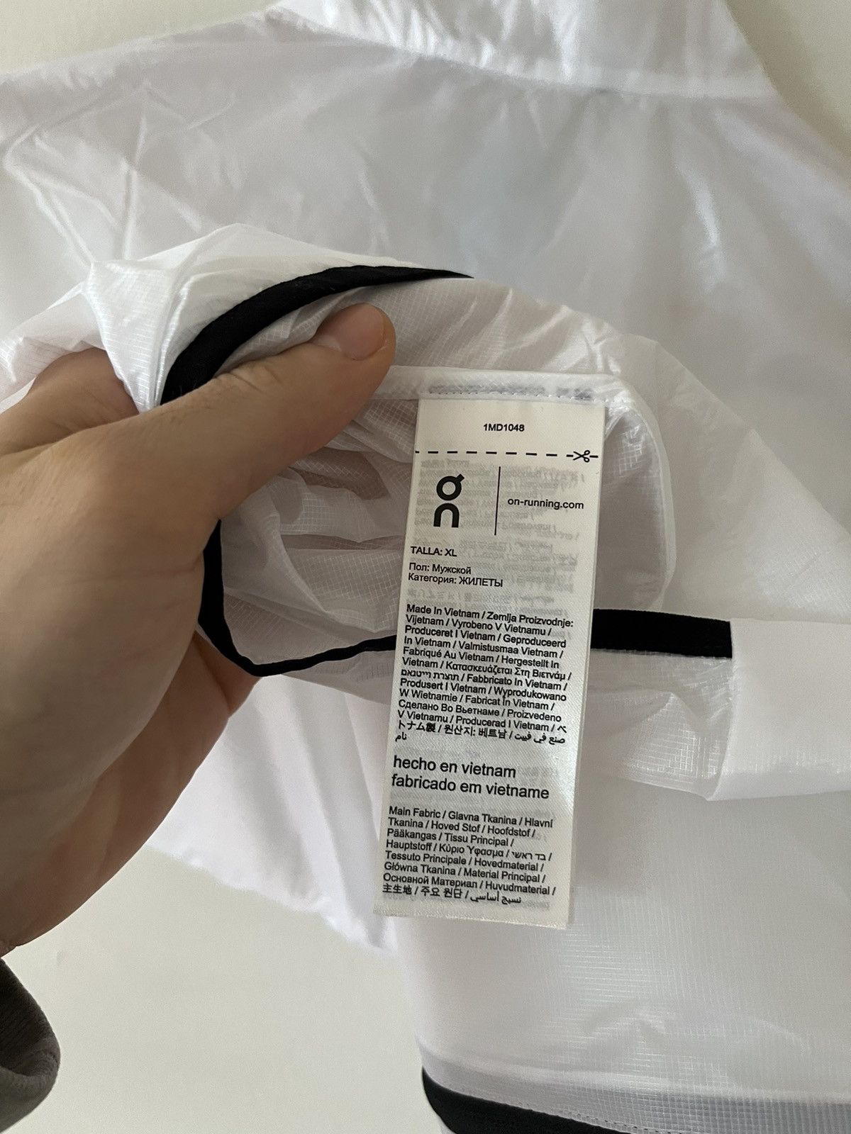 On On Cloud On Weather Vest White and black jacket Size US XL / EU 56 / 4 - 7 Thumbnail