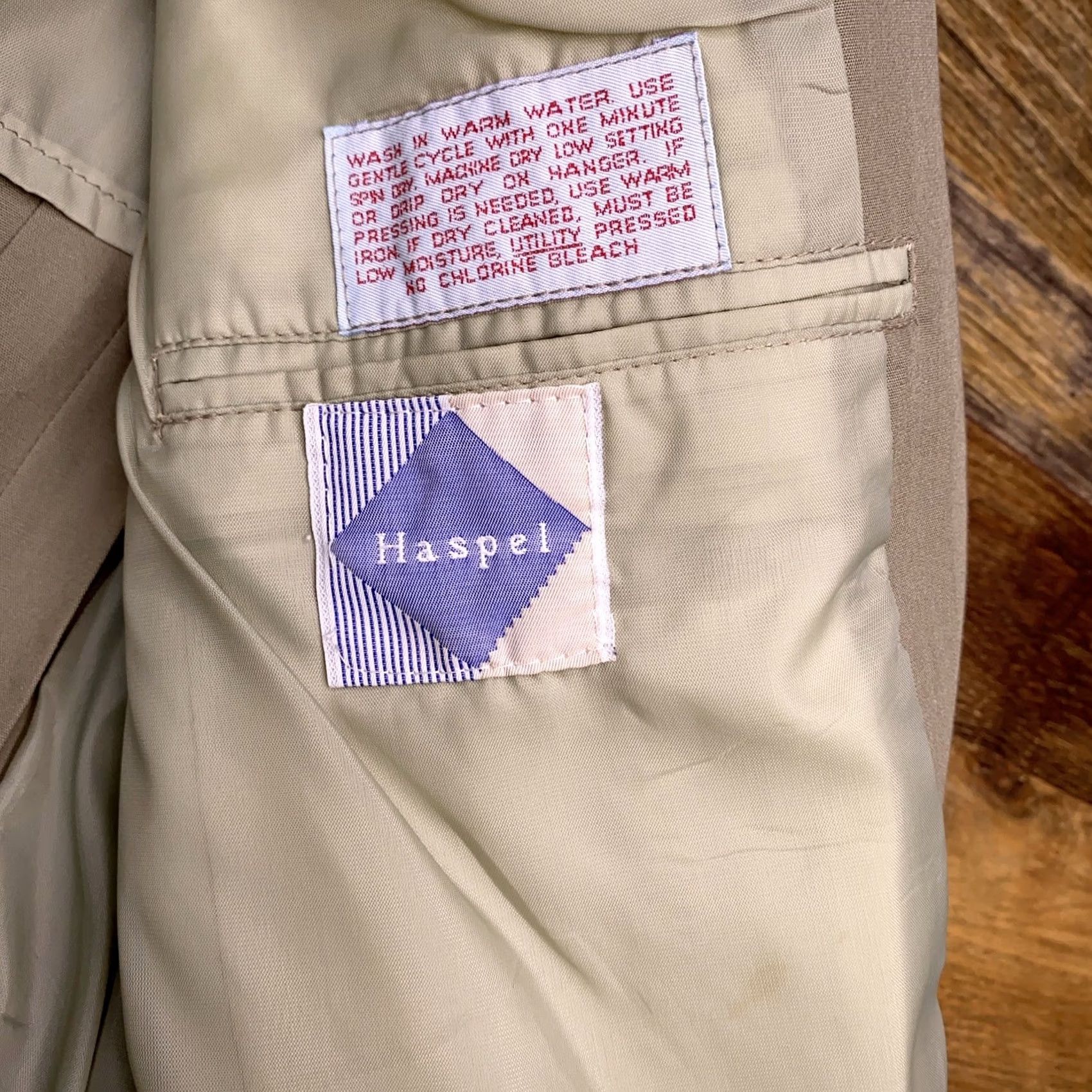 Vintage VINTAGE Haspel Sport CoatMens 44 Tan Beige Single-Breasted 2-Button Notch Lapel Regular Sleeve Four-Button Solid Button Front Jacket Coat Regular Mens Size US S / EU 44-46 / 1 - 5 Thumbnail