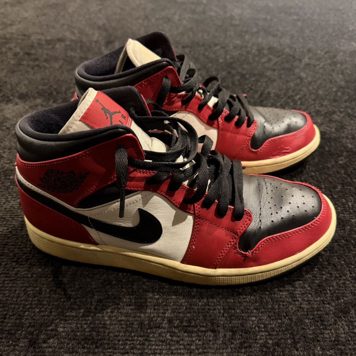 Jordan Brand Nike Air Jordan 1 Mid Chicago Black Toe OG Bred 2020 -Size 9 Size US 9 / EU 42 - 4 Thumbnail